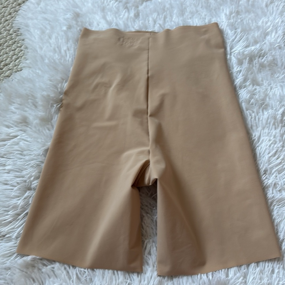 Commando
Control High Waist
Shaping Shorts - Picture 10 of 12